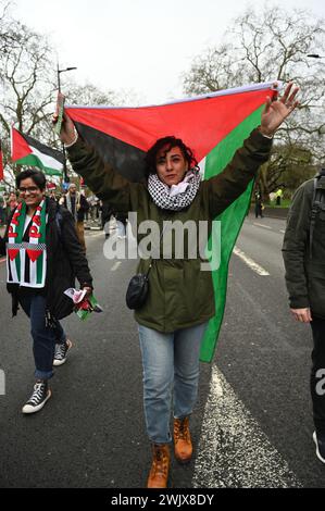 Londres, Royaume-Uni. 17 février 2024. Des dizaines de milliers de personnes ont défilé à Gaza pour réclamer un cessez-le-feu et arrêter les bombardements de la Palestine sans défense et sans armes à Rafah à Marble Arch, marchant vers l’ambassade d’Israël, à Londres, au Royaume-Uni. Crédit : Voir Li/Picture Capital/Alamy Live News Banque D'Images