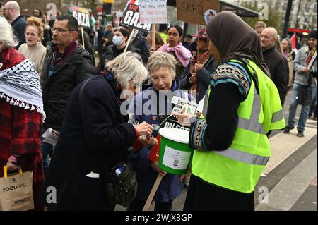 Londres, Royaume-Uni. 17 février 2024. Des dizaines de milliers de personnes ont défilé à Gaza pour réclamer un cessez-le-feu et arrêter les bombardements de la Palestine sans défense et sans armes à Rafah à Marble Arch, marchant vers l’ambassade d’Israël, à Londres, au Royaume-Uni. Crédit : Voir Li/Picture Capital/Alamy Live News Banque D'Images