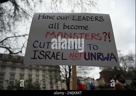 Londres, Royaume-Uni. 17 février 2024. Des dizaines de milliers de personnes ont défilé à Gaza pour réclamer un cessez-le-feu et arrêter les bombardements de la Palestine sans défense et sans armes à Rafah à Marble Arch, marchant vers l’ambassade d’Israël, à Londres, au Royaume-Uni. Crédit : Voir Li/Picture Capital/Alamy Live News Banque D'Images