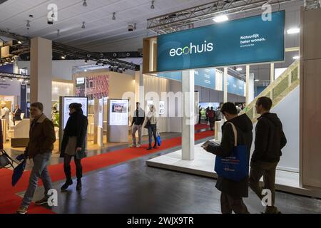 Bruxelles, Belgique. 17 février 2024. Les visiteurs visitent le jour d’ouverture de l’édition 2024 de Batibouw (la 64ème édition), le salon annuel du bâtiment, de la rénovation et de la décoration à Brussels Expo, samedi 17 février 2024. Batibouw 2024 se déroule du 17 au 25 février. BELGA PHOTO NICOLAS MAETERLINCK crédit : Belga News Agency/Alamy Live News Banque D'Images