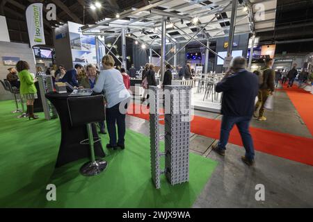 Bruxelles, Belgique. 17 février 2024. Les visiteurs visitent le jour d’ouverture de l’édition 2024 de Batibouw (la 64ème édition), le salon annuel du bâtiment, de la rénovation et de la décoration à Brussels Expo, samedi 17 février 2024. Batibouw 2024 se déroule du 17 au 25 février. BELGA PHOTO NICOLAS MAETERLINCK crédit : Belga News Agency/Alamy Live News Banque D'Images