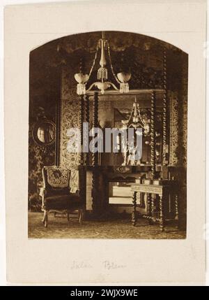 Rapport d'Edmond Bacot à Hauteville House (Guernesey) : le salon Bleu, 1862'. Photographie d'Edmond Bacot (1814-1875). TRArage sur papier albumine. 1862. Paris, Maison de Victor Hugo. 101864-18 glace, Hauteville House, intérieur, miroir, meubles, salon bleu, lustre, maison, meubles Banque D'Images