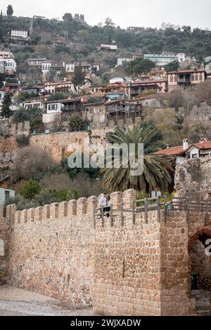 Whispers of History : une promenade panoramique autour du majestueux château d'Alanya Banque D'Images