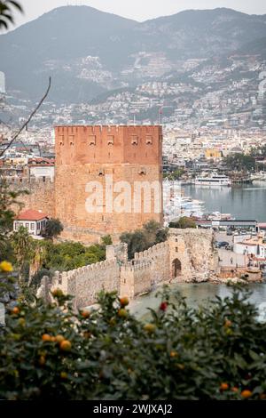 Whispers of History : une promenade panoramique autour du majestueux château d'Alanya Banque D'Images