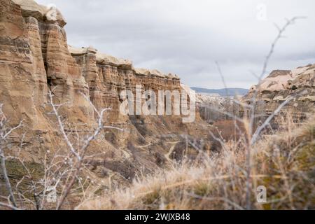 Moody Echoes : voyage d'un randonneur à travers la vallée énigmatique de la Cappadoce Banque D'Images