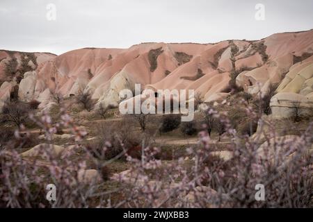 Moody Echoes : voyage d'un randonneur à travers la vallée énigmatique de la Cappadoce Banque D'Images