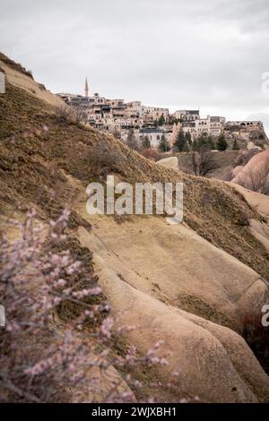 Moody Echoes : voyage d'un randonneur à travers la vallée énigmatique de la Cappadoce Banque D'Images