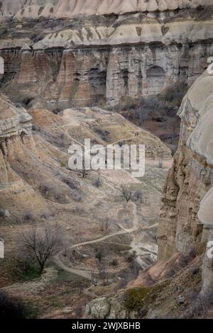 Moody Echoes : voyage d'un randonneur à travers la vallée énigmatique de la Cappadoce Banque D'Images