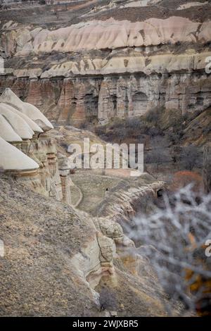 Moody Echoes : voyage d'un randonneur à travers la vallée énigmatique de la Cappadoce Banque D'Images