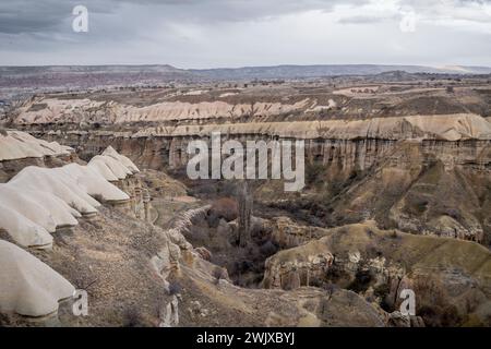 Moody Echoes : voyage d'un randonneur à travers la vallée énigmatique de la Cappadoce Banque D'Images