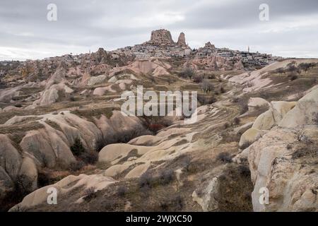 Moody Echoes : voyage d'un randonneur à travers la vallée énigmatique de la Cappadoce Banque D'Images