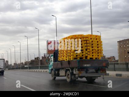 Gizeh, Egypte, janvier 25 2024 : un camion de transport en route pour livrer la logistique de matériaux plastiques, à des fins industrielles et commerciales, selec Banque D'Images