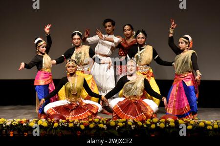 New Delhi, Inde. 16 février 2024. Danseurs lors de l’inauguration du 5ème festival Indo Bangla à l’auditorium Siri fort à New Delhi. (Photo par Indraneel Sen/Pacific Press) crédit : Pacific Press Media production Corp./Alamy Live News Banque D'Images