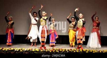 New Delhi, Inde. 16 février 2024. Danseurs lors de l’inauguration du 5ème festival Indo Bangla à l’auditorium Siri fort à New Delhi. (Photo par Indraneel Sen/Pacific Press) crédit : Pacific Press Media production Corp./Alamy Live News Banque D'Images