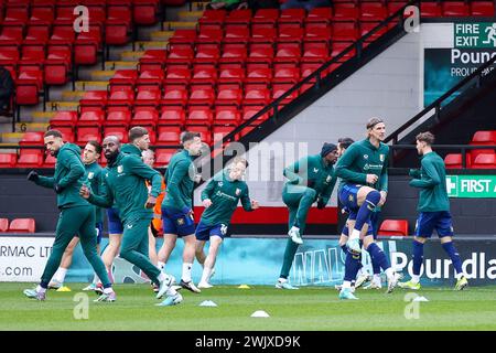 Walsall, Royaume-Uni. 17 février 2024. Les joueurs de Mansfield s'échauffent avant le match EFL Sky Bet League 2 entre Walsall et Mansfield Town au Poundland Bescot Stadium, Walsall, Angleterre, le 17 février 2024. Photo de Stuart Leggett. Utilisation éditoriale uniquement, licence requise pour une utilisation commerciale. Aucune utilisation dans les Paris, les jeux ou les publications d'un club/ligue/joueur. Crédit : UK Sports pics Ltd/Alamy Live News Banque D'Images