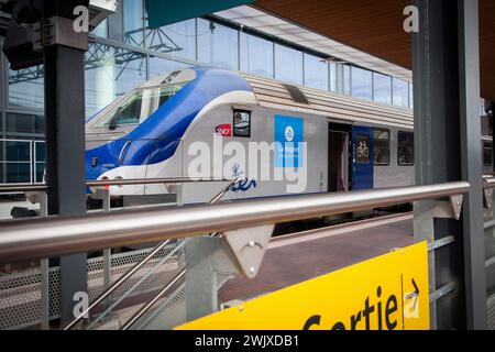 Lyon, France. 16 février 2024. Un TER dans la gare, lors du mouvement social des contrôleurs SNCF, à la gare Lyon-part-Dieu, France, Lyon, le 16 février, 2024. photo de Thibaut Durand /ABACAPRESS.COM crédit : Abaca Press/Alamy Live News Banque D'Images