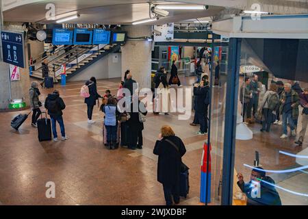 Lyon, France. 16 février 2024. Passagers dans le hall de la gare, lors du mouvement social des contrôleurs SNCF, à la gare Lyon-part-Dieu, France, Lyon, le 16 février, 2024. photo de Thibaut Durand /ABACAPRESS.COM crédit : Abaca Press/Alamy Live News Banque D'Images