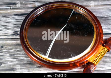 Miroir à main cassé, verre de miroir fissuré, écrasé endommagé, un miroir est un objet qui reflète une image, également appelé verre de regard, miroir inversé Banque D'Images