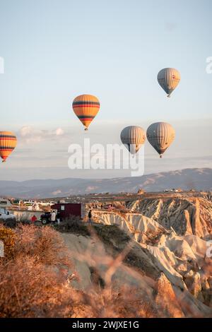 Dawn of Adventure : Red Land Cruiser au milieu du ciel montagneux de Cappadoce Banque D'Images