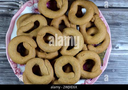 Biscuits à la cannelle, biscuits ronds cuits au four qui sont durs, plats et croustillants, c'est un produit alimentaire cuit et façonné à base de farine avec du sucre et de la cannelle, swe Banque D'Images