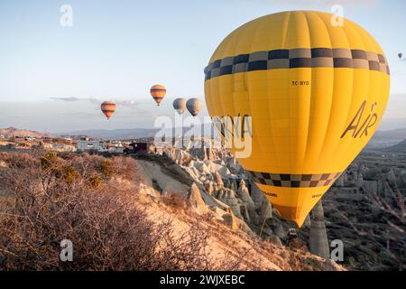 Dawn of Adventure : Red Land Cruiser au milieu du ciel montagneux de Cappadoce Banque D'Images