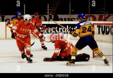 VLADISLAV TRETJAK lors du match IInternationa contre la Suède. Avec l'aide de V Fetisov, il s'occupe de la rondelle devant Swedens Thomas gradin Banque D'Images