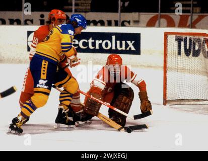 International Suède-Soviétique, Vladislav Tretjak s'arrête avec l'aide d'Alexander Biljletinov Swedens Mats Åhlberg Banque D'Images