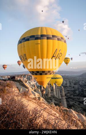 Dawn of Adventure : Red Land Cruiser au milieu du ciel montagneux de Cappadoce Banque D'Images