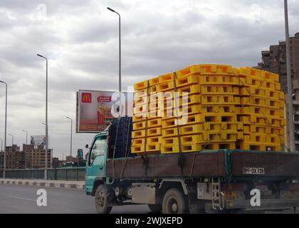 Gizeh, Egypte, janvier 25 2024 : un camion de transport en route pour livrer la logistique de matériaux plastiques, à des fins industrielles et commerciales, selec Banque D'Images