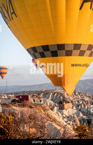 Dawn of Adventure : Red Land Cruiser au milieu du ciel montagneux de Cappadoce Banque D'Images