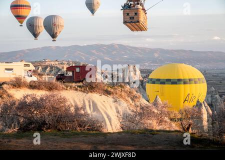 Dawn of Adventure : Red Land Cruiser au milieu du ciel montagneux de Cappadoce Banque D'Images