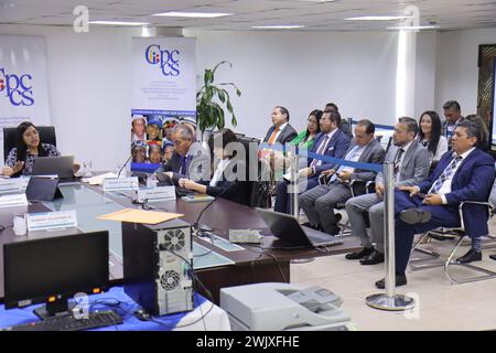 Uio POSTULANTES DEFENSOR DEL PUEBLO Quito, 17 de febrero. Candidatos a Defensor del Pueblo llegaron hasta las instalaciones del CPCCS con el fin de rendir el examen. Catedraticos y veedores acompanaron el proceso de sorteo de casos que deberan resolver los postulantes. API / HAMILTON LOPEZ Quito Pichincha Ecuador POL-UIOPOSTULANTESDEFENSORDELPUEBLO-a6f02f1846a6a44b311a9b374354b0cd *** UIO POSTULANTES POSTULANTES DEFENSOR DEL PUEBLO Quito, 17 février les candidats à l'ompanaron DEL PUEBLO Quito sont arrivés dans les locaux du Catedraticos y veedores Banque D'Images