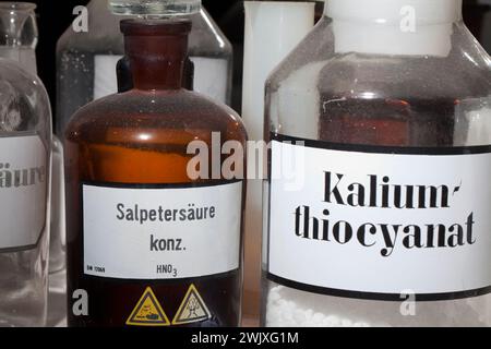 Acide nitrique et thiocyanate de potassium, ancien laboratoire chimique, Allemagne, Europe Banque D'Images