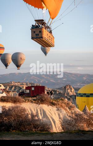 Dawn of Adventure : Red Land Cruiser au milieu du ciel montagneux de Cappadoce Banque D'Images