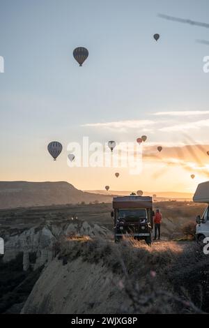 Dawn of Adventure : Red Land Cruiser au milieu du ciel montagneux de Cappadoce Banque D'Images