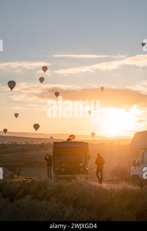 Dawn of Adventure : Red Land Cruiser au milieu du ciel montagneux de Cappadoce Banque D'Images