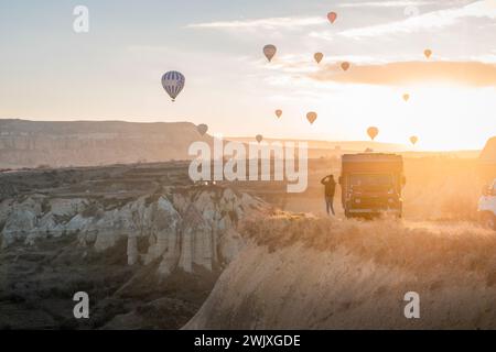 Dawn of Adventure : Red Land Cruiser au milieu du ciel montagneux de Cappadoce Banque D'Images