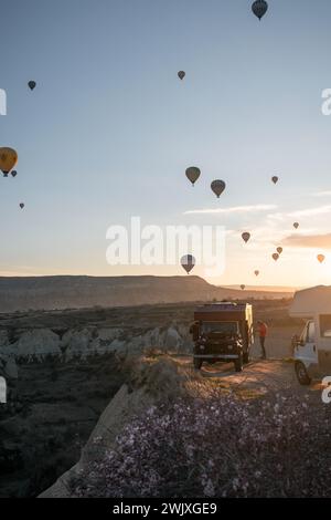 Dawn of Adventure : Red Land Cruiser au milieu du ciel montagneux de Cappadoce Banque D'Images