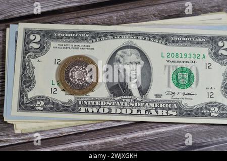 Des dollars américains et deux livres sterling britanniques avec la reine Elizabeth ii sur l'avers et quatre cercles concentriques pour l'âge du fer, Industrial Revo Banque D'Images