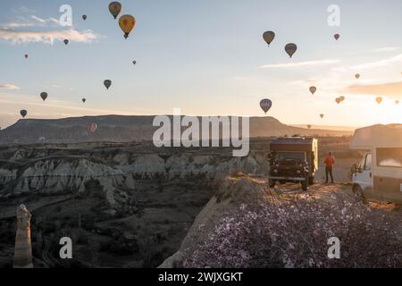 Dawn of Adventure : Red Land Cruiser au milieu du ciel montagneux de Cappadoce Banque D'Images