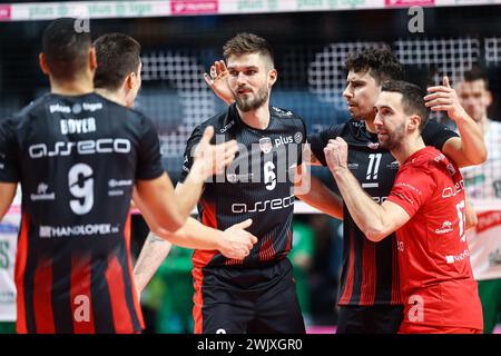 17.02.2024 Olsztyn Siatkowka Plusliga 2023/2024 Indykpol AZS Olsztyn - Asseco Resovia Rzeszow n/z Karol Klos, Michal Potera, Fabian Drzyzga, radosc Foto Adam Starszynski/PressFocus 17.02.2024 Olsztyn Volleyball Indykpol AZS Olsztyn - Asseco Resovia Rzow Karol Klos, Michal Potera, Fabian Potera, Fabriza, Fabriza, Fabian Drzyzus Alszi/Pressi crédit USA/Pressi : Alszyszyn Live News Alszyszi : Alszga Banque D'Images