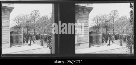 Défilé du roi d'Espagne : avenue de l'Arc de Triomphe, Paris (VIIIème arr.) Photographie d'Alfredo Saldivar. Vue stéréoscopique : négatif sur plaque de verre avec gélatino bromure d'argent. Paris, musée Carnavalet. STÉRÉO 100510-13, VUE STEREOSCOPIQUE Banque D'Images