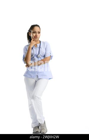 Une femme médecin, pleine longueur, sur fond blanc, pense Banque D'Images
