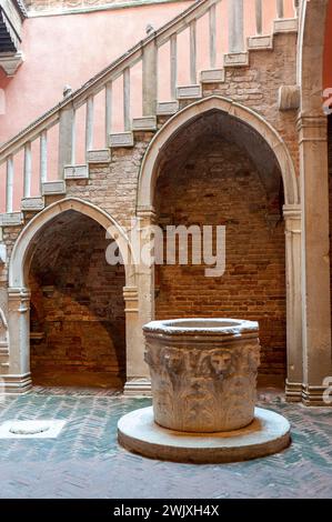 Détail de l'escalier d'accès à la maison de Carlo Goldoni à Venise Banque D'Images