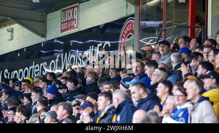 Walsall, Royaume-Uni. 17 février 2024. Les supporters de l'extérieur entrent dans l'esprit des choses alors que le coup d'envoi approche lors du match EFL Sky Bet League 2 entre Walsall et Mansfield Town au Poundland Bescot Stadium, Walsall, Angleterre, le 17 février 2024. Photo de Stuart Leggett. Utilisation éditoriale uniquement, licence requise pour une utilisation commerciale. Aucune utilisation dans les Paris, les jeux ou les publications d'un club/ligue/joueur. Crédit : UK Sports pics Ltd/Alamy Live News Banque D'Images