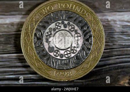 Deux pièces de 1998 livres sterling britanniques représentent la reine Elizabeth II sur l'avers et quatre cercles concentriques représentant l'âge du fer, Rév. Industrielle Banque D'Images