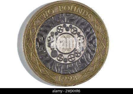 Deux pièces de 1998 livres sterling britanniques représentent la reine Elizabeth II sur l'avers et quatre cercles concentriques représentant l'âge du fer, Rév. Industrielle Banque D'Images