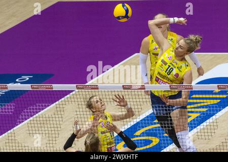 Trieste, Italie. 17 février 2024. Lors de la finale Coupe d'Italie Frecciarossa 2024 match entre Prosecco Doc Imoco Conegliano et Fenera Chieri '76 à PalaTrieste, Trieste, Italie le février 2024 en demi-finale - Prosecco Doc Imoco Conegliano vs Reale Mutua Fenera Chieri 76, match Coupe d'Italie féminine de volleyball à Trieste, Italie, 17 février 2024 crédit: Agence photo indépendante/Alamy Live News Banque D'Images