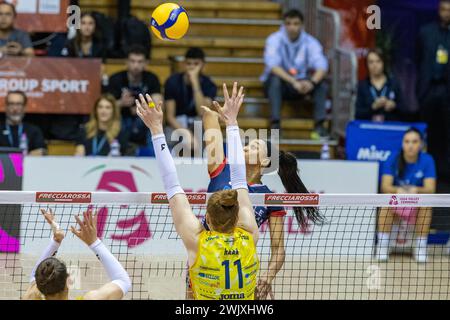 Trieste, Italie. 17 février 2024. Spike of loveth Oghosasere Omoruyi (Fenera Chieri '76) lors de la finale Coupe d'Italie Frecciarossa 2024 match entre Prosecco Doc Imoco Conegliano et Fenera Chieri '76 à PalaTrieste, Trieste, Italie le février 2024 lors des demi-finales - Prosecco Doc Imoco Conegliano vs Reale Mutua Fenera Chieri 76, match de la Coupe italienne féminine de volleyball à Trieste, Italie, 17 février 2024 crédit : Agence photo indépendante/Alamy Live News Banque D'Images