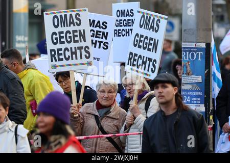 Magdebourg, Allemagne. 17 février 2024. Les participants à une manifestation contre l'extrémisme de droite se tiennent devant la gare principale avec des pancartes indiquant « Grannies contre la droite ». Avec la manifestation, les participants veulent montrer l’exemple de résistance contre les activités d’extrême droite. Crédit : Peter Gercke/dpa-Zentralbild/dpa/Alamy Live News Banque D'Images